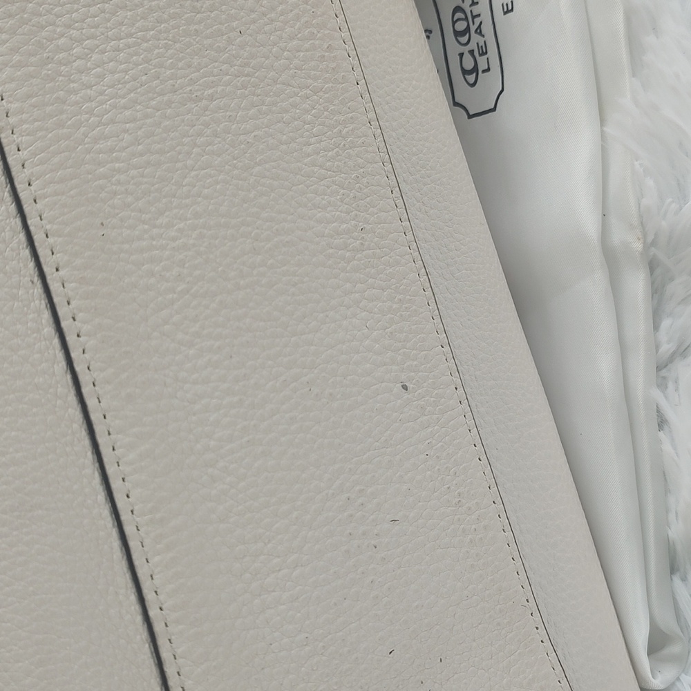 NWOT Coach Hobo Reduced To 75.00 Due To Ink Mark! - Picture 8 of 8